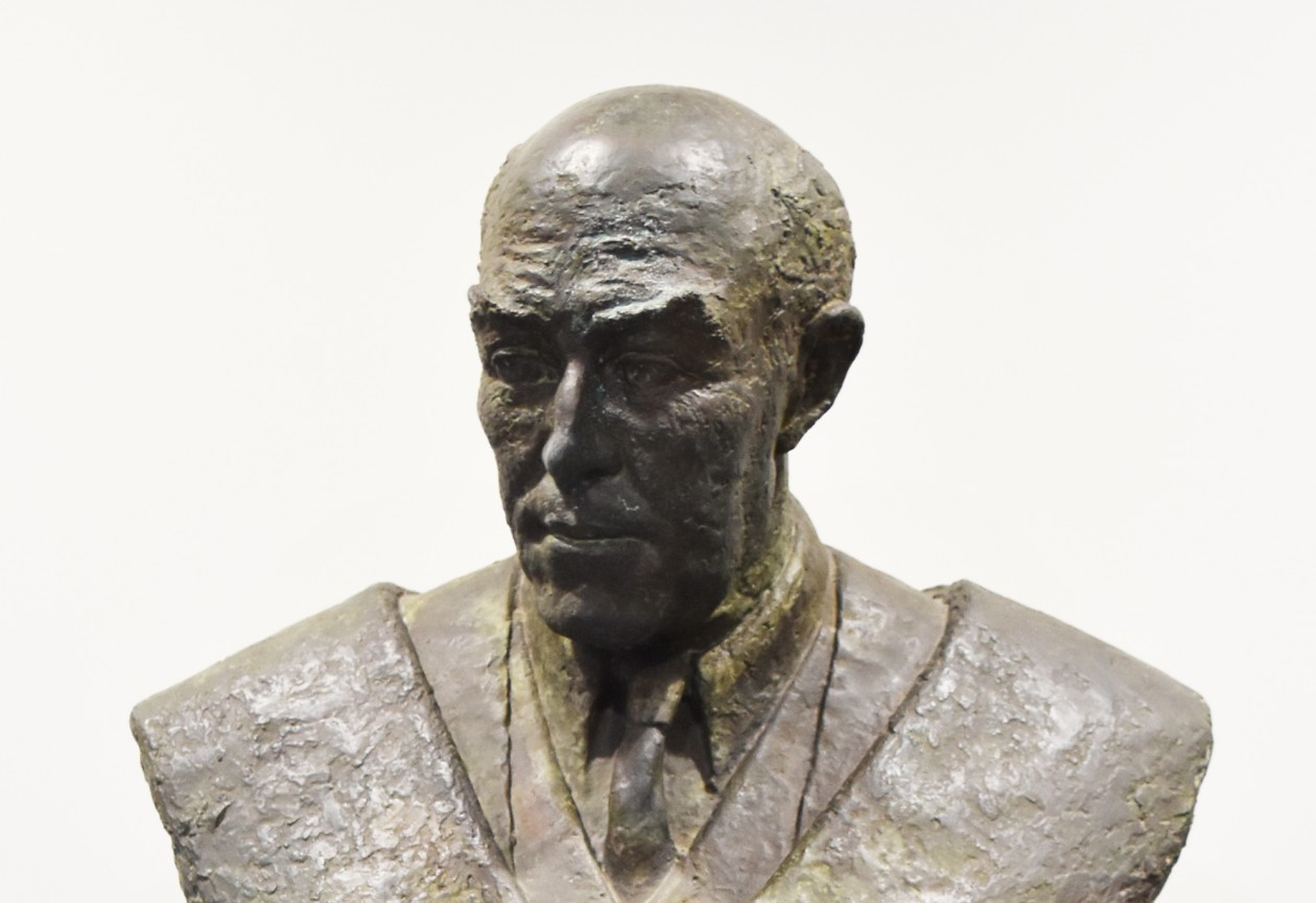 29 Bust Of Dr Thomas Logan Robertson 1972 50 Objects